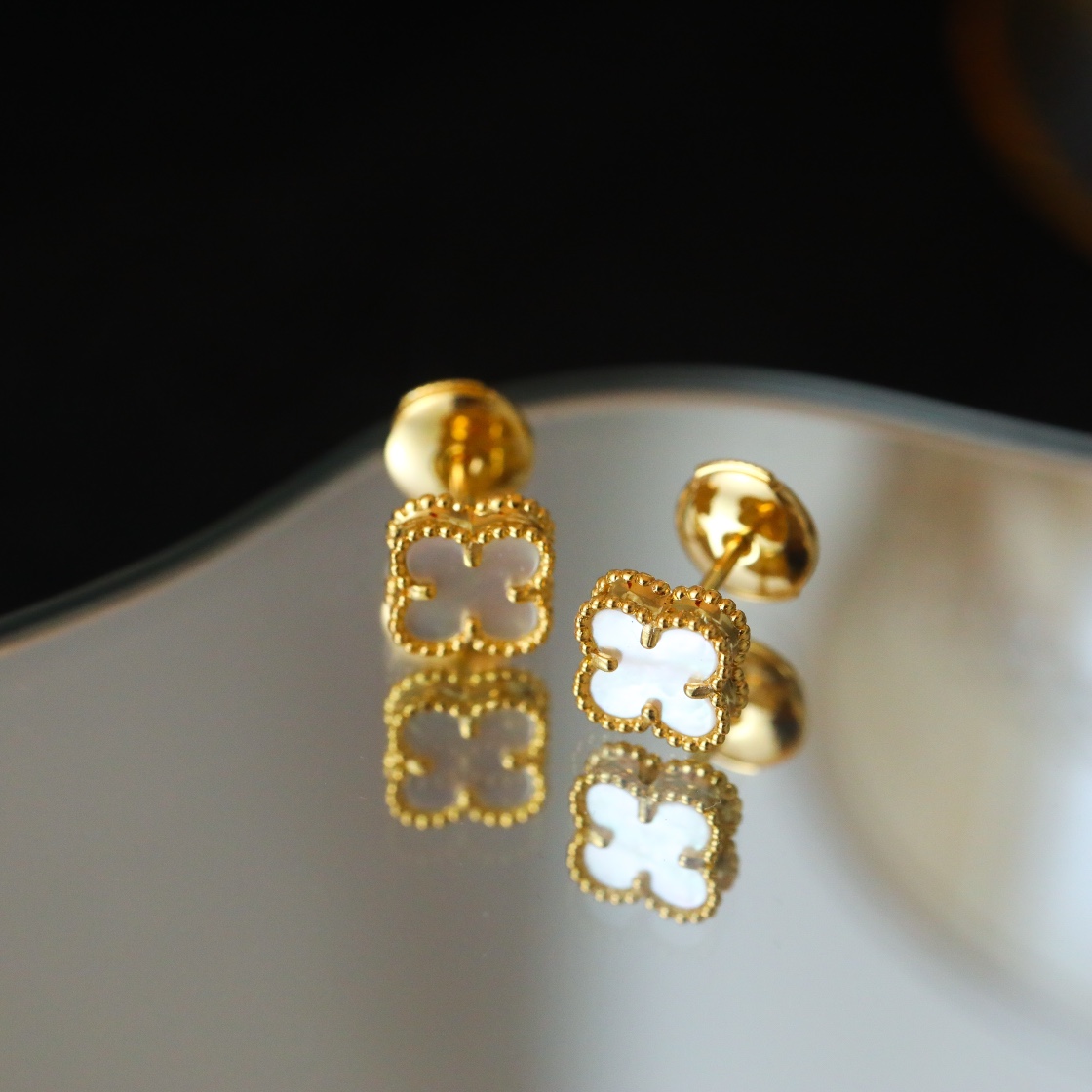 Van Cleef & Arpels Sweet Alhambra Earstuds Yellow Gold, Mother-o