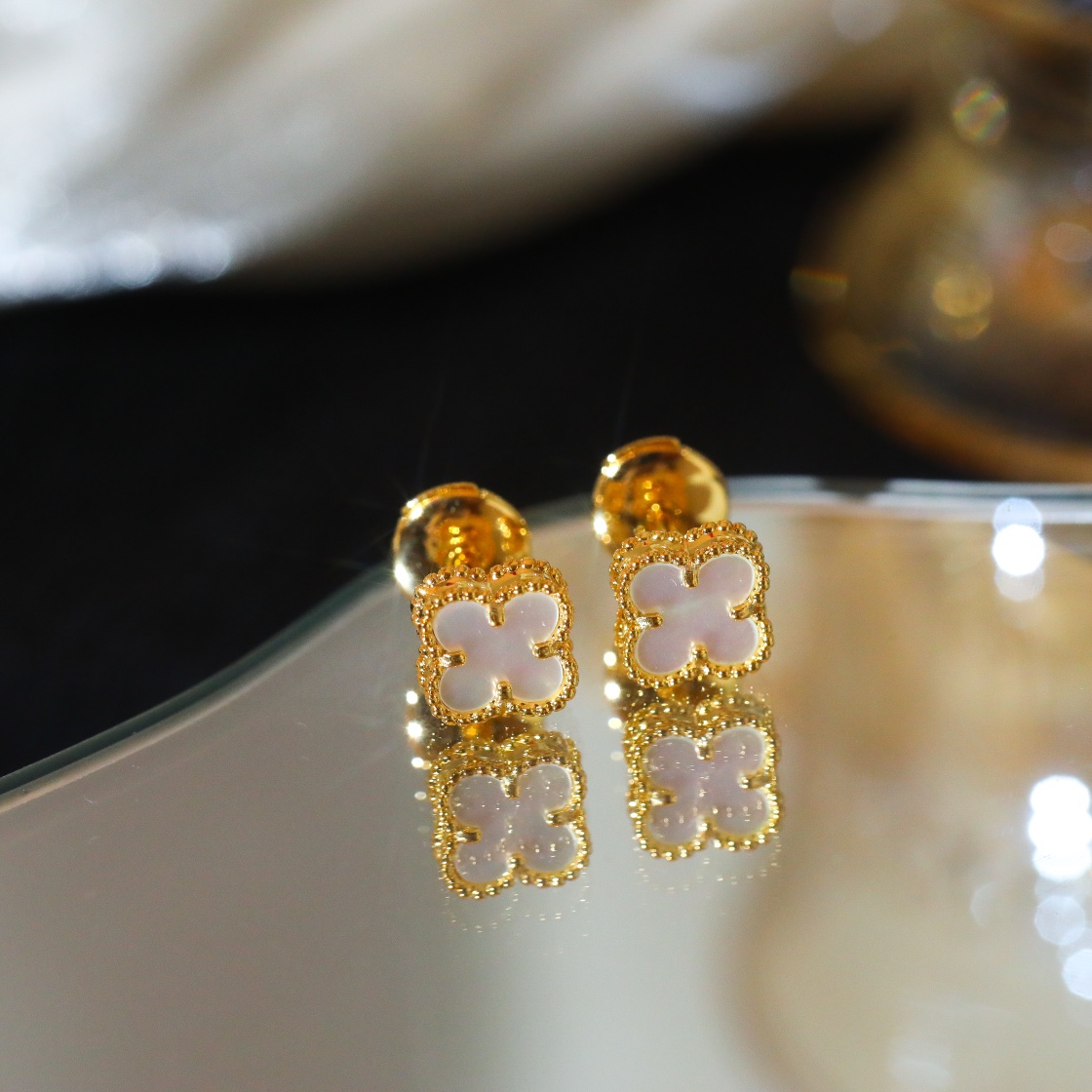 Van Cleef & Arpels Sweet Alhambra Earstuds Yellow Gold, Mother-o