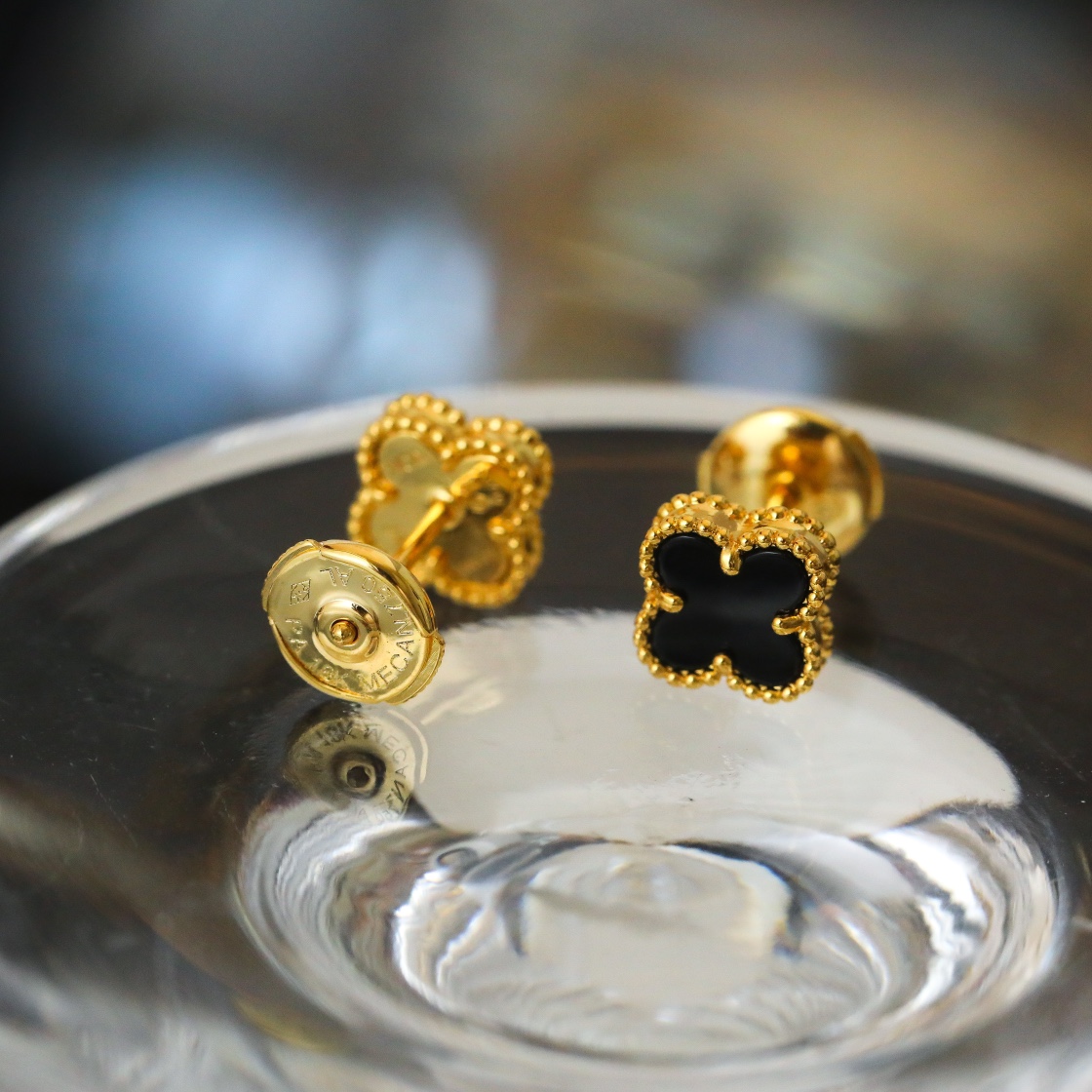 Van Cleef & Arpels Sweet Alhambra Earstuds Yellow Gold, Onyx