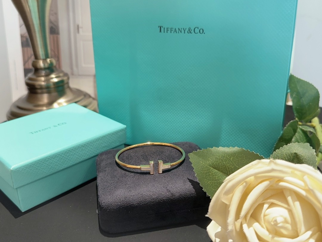 Tiffany T Wire Bracelet in Yellow Gold with Mother-of-pearl