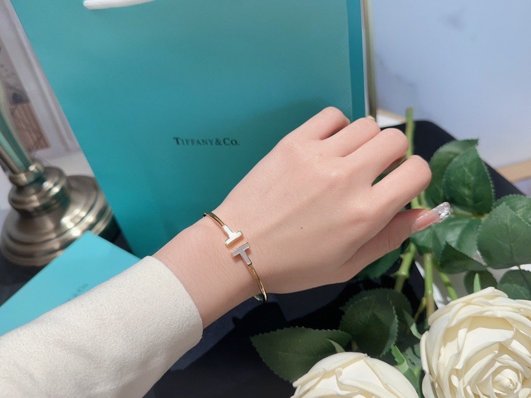 Tiffany T Wire Bracelet in Yellow Gold with Mother-of-pearl